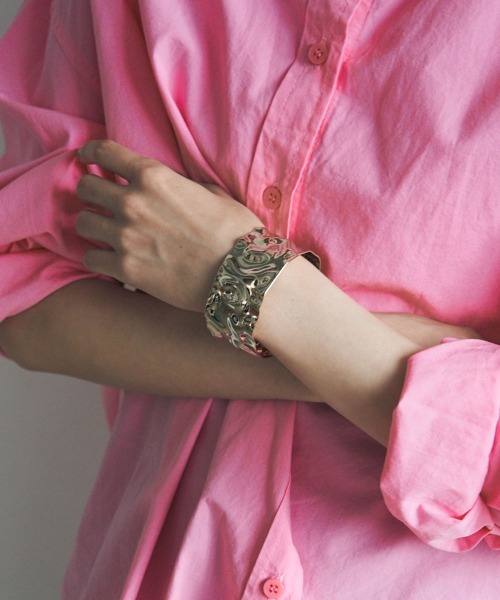 marjour(マージュール)の「BUMPY WIDE BANGLE(バングル/リストバンド・レディース・シルバー/ゴールド・FREE)」の1枚目の写真