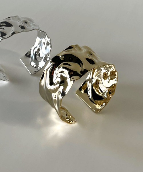 marjour(マージュール)の「BUMPY WIDE BANGLE(バングル/リストバンド・レディース・シルバー/ゴールド・FREE)」の3枚目の写真