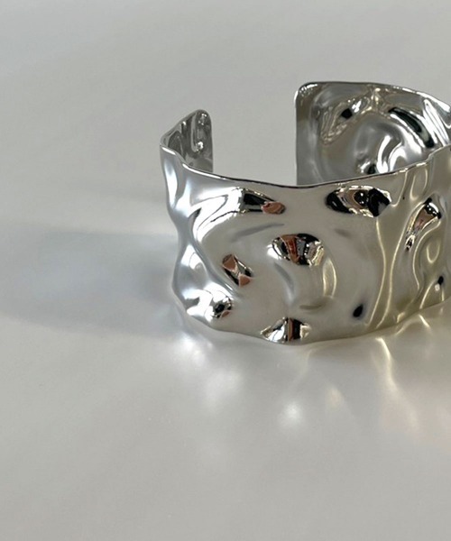 marjour(マージュール)の「BUMPY WIDE BANGLE(バングル/リストバンド・レディース・シルバー/ゴールド・FREE)」の4枚目の写真