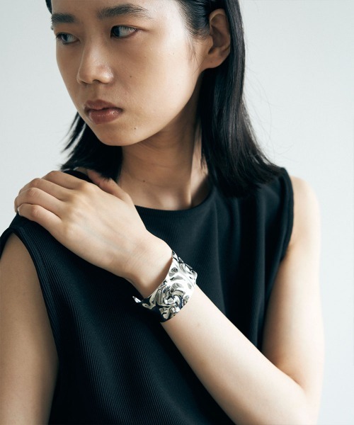 marjour(マージュール)の「BUMPY WIDE BANGLE(バングル/リストバンド・レディース・シルバー/ゴールド・FREE)」の5枚目の写真