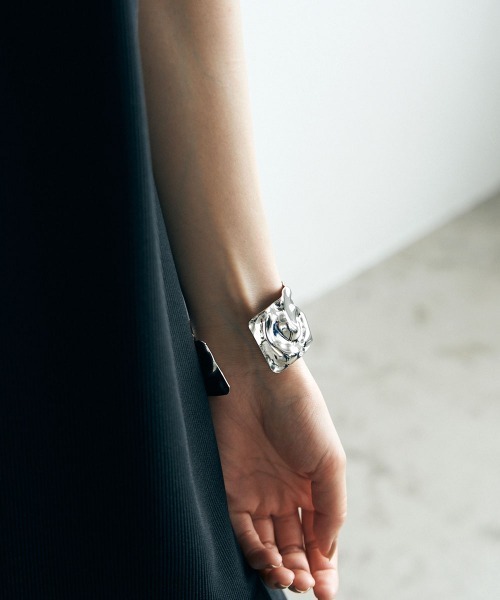 marjour(マージュール)の「BUMPY WIDE BANGLE(バングル/リストバンド・レディース・シルバー/ゴールド・FREE)」の7枚目の写真