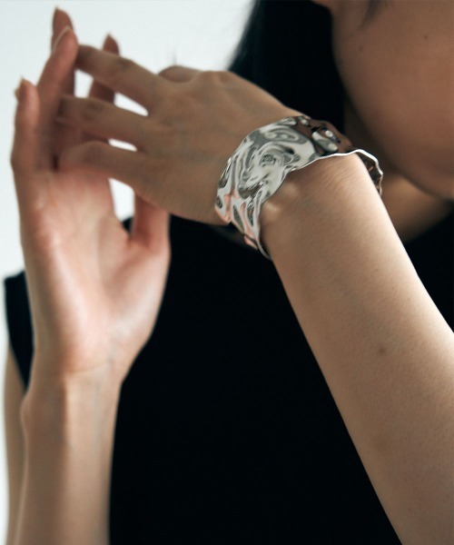 marjour(マージュール)の「BUMPY WIDE BANGLE(バングル/リストバンド・レディース・シルバー/ゴールド・FREE)」の8枚目の写真