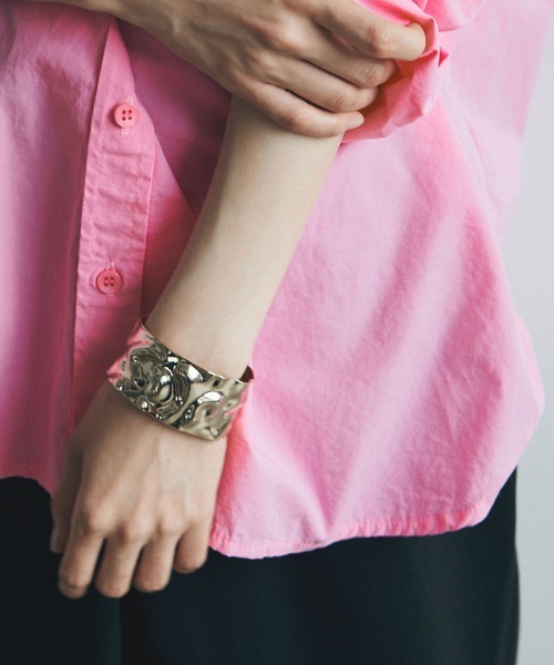 marjour(マージュール)の「BUMPY WIDE BANGLE(バングル/リストバンド・レディース・シルバー/ゴールド・FREE)」の10枚目の写真