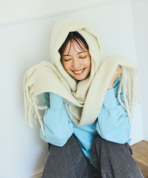 FREAK'S STORE（フリークスストア）の「ボリューム フリンジ マフラー（マフラー・レディース・ブラック/オフホワイト/ピンク/ブルー・ONE SIZE）」の2枚目の写真