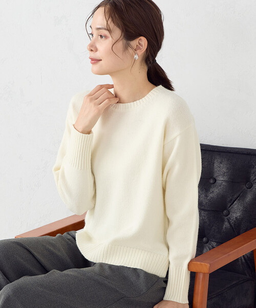 COMME CA ISM(コムサイズム)の「クルーネック カラーニット(ニット/セーター・レディース・パープル系/グリーン/ベージュ/ブラック/サックスブルー/チャコール/グレー/ブルー/ホワイト/ピンク・MEDIUM/LARGE)」の2枚目の写真