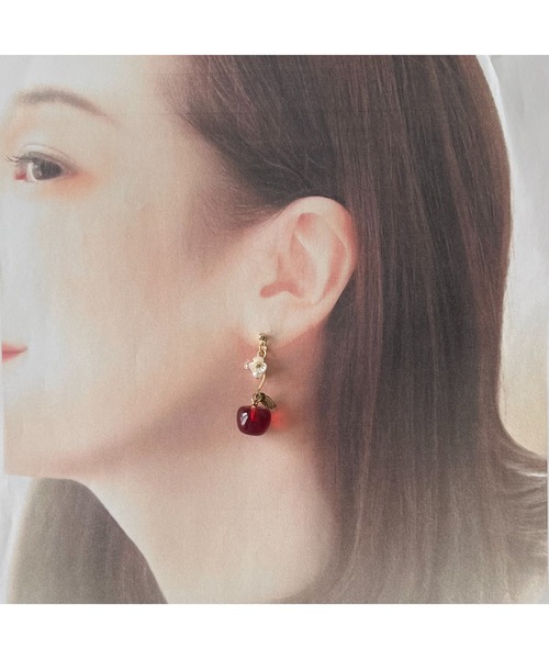 tone（トーン）の「【Arivenalice】【ZOZOTOWN限定】ゆらゆらりんごのフラワーピアス(MA)（ピアス（両耳用）・レディース・レッド・FREE）」の3枚目の写真