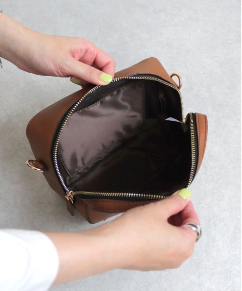 MIAN (ミアン)の「BELLIS / スクエアショルダーバッグ(ショルダーバッグ・レディース・ブラック/サックスブルー/ブラウン/アイボリー・FREE)」の16枚目の写真