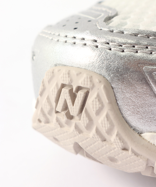 NEW BALANCE(ニューバランス)の「《WEB限定》【New Balance / ニューバランス】M1906R EE(スニーカー・メンズ・シルバー・26cm/26.5cm/27cm/27.5cm/28cm)」の2枚目の写真