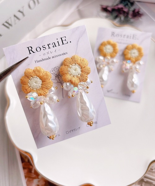 tone(トーン)の「【RosraiE】フラワーモチーフ バロックドロップパール ピアス(MA)(ピアス(両耳用)・レディース・イエロー/アイボリー・FREE)」の1枚目の写真