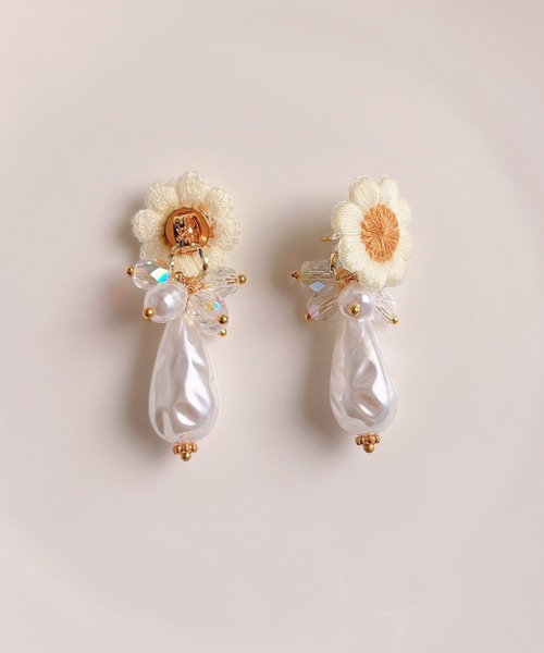 tone(トーン)の「【RosraiE】フラワーモチーフ バロックドロップパール ピアス(MA)(ピアス(両耳用)・レディース・イエロー/アイボリー・FREE)」の9枚目の写真