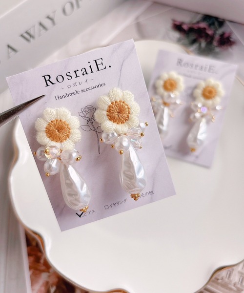 tone(トーン)の「【RosraiE】フラワーモチーフ バロックドロップパール ピアス(MA)(ピアス(両耳用)・レディース・イエロー/アイボリー・FREE)」の8枚目の写真