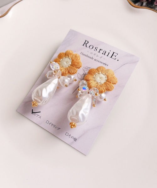 tone(トーン)の「【RosraiE】フラワーモチーフ バロックドロップパール ピアス(MA)(ピアス(両耳用)・レディース・イエロー/アイボリー・FREE)」の6枚目の写真