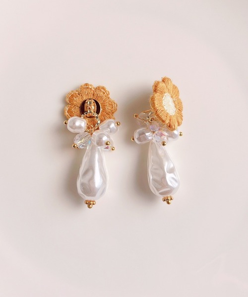 tone(トーン)の「【RosraiE】フラワーモチーフ バロックドロップパール ピアス(MA)(ピアス(両耳用)・レディース・イエロー/アイボリー・FREE)」の5枚目の写真