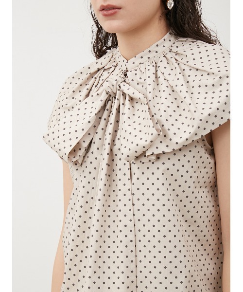 Mila Owen（ミラオーウェン）の「スタンドカラーラッフルボウタイブラウス【手洗い可能】（Tシャツ/カットソー・レディース・ドット/ホワイト/ブラック・1/0）」の10枚目の写真