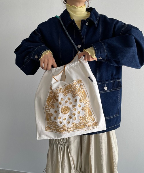 210nouve（トゥージュヌーブ）の「デザイン 刺繍 マーケット トートバッグ（トートバッグ・レディース・ゴールド/シルバー/カーキ/パープル/ブルー/ベージュ/ホワイト/ブラック/ゼブラ/ネイビー/ブラウン系その他/グリーン系その他/ベージュ系その他/パープル系その他/ワインレッド/ブルーグリーン/オリーブ/ライトベージュ/ダークグリーン/グレー系3/ネイビー系1/ピンク系1/ピンク系2/グレー系2/ブラウン系1/ブラウン系2/ブラック系2/ネイビー系2/ネイビー系/ホワイト系/オレンジ系その他/カーキ系2/ベージュ系1/カーキ系1/ベージュ系2/グレー系その他・FREE）」の2枚目の写真