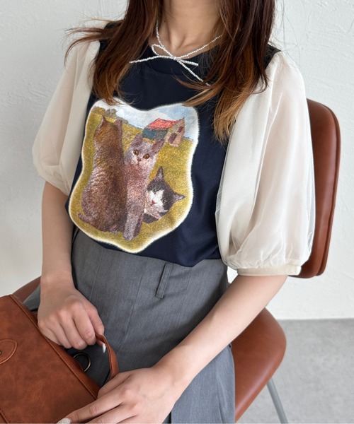 kutir（クティール）の「チュールドッキングパフスリーブ猫Tシャツ（Tシャツ/カットソー・レディース・ボルドー/ネイビー/アイボリー・FREE）」の2枚目の写真