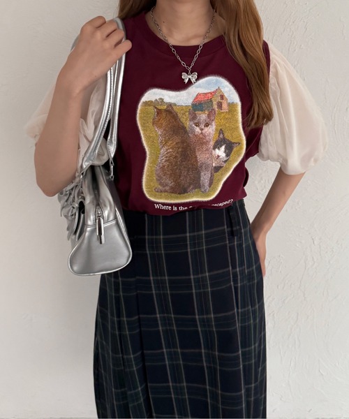 kutir（クティール）の「チュールドッキングパフスリーブ猫Tシャツ（Tシャツ/カットソー・レディース・ボルドー/ネイビー/アイボリー・FREE）」の3枚目の写真