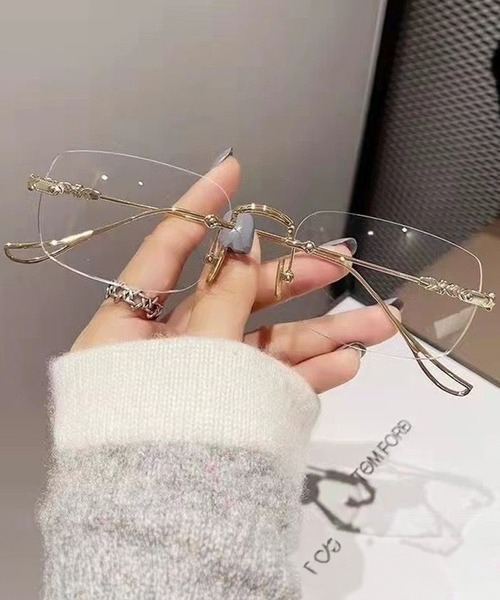 DiamondHearts（ダイヤモンドハーツ）の「スクエアレンズクリアメガネ（メガネ・レディース・ゴールド/シルバー・FREE）」の2枚目の写真