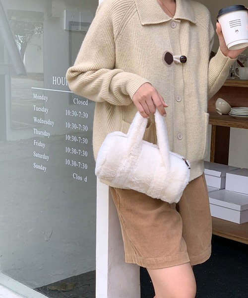 aimoha（アイモハ）の「もこもこミニボストンバッグ（ボストンバッグ・レディース・ホワイト/ベージュ/チョコ/ブラック/グレー・FREE）」の2枚目の写真