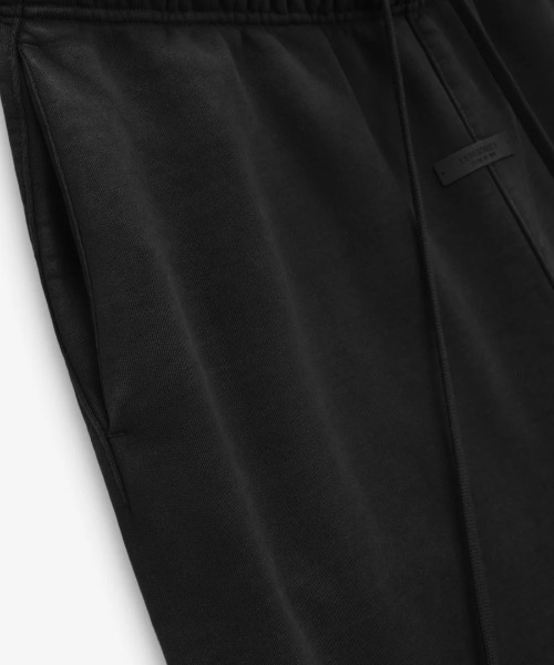FOG ESSENTIALS(エフオージーエッセンシャルズ)の「Fear of God ESSENTIALS/FOG エッセンシャルズ/HEAVY FLEECE SWEATPANTS(スウェットパンツ・メンズ・ブラック・XXS/M/XS/S)」の3枚目の写真