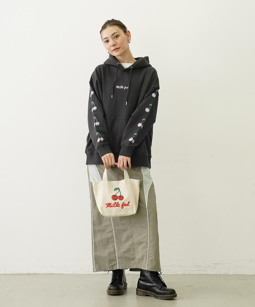 MILKFED.（ミルクフェド）の「CHERRY MINI TOTE（トートバッグ・レディース・オフホワイト/ブラック・ONE SIZE）」の3枚目の写真