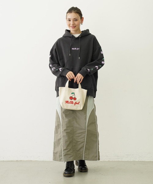 MILKFED.（ミルクフェド）の「CHERRY MINI TOTE（トートバッグ・レディース・オフホワイト/ブラック・ONE SIZE）」の4枚目の写真