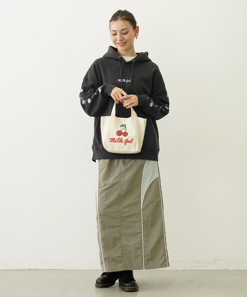 MILKFED.（ミルクフェド）の「CHERRY MINI TOTE（トートバッグ・レディース・オフホワイト/ブラック・ONE SIZE）」の5枚目の写真