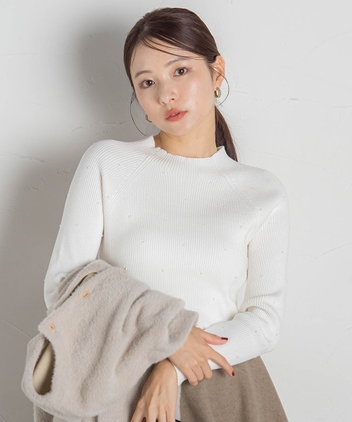 QUEENS COURT(クイーンズコート)の「パールリブハイネックニット≪手洗い可能≫(ニット/セーター・レディース・ホワイト/レッド/ライトグレー/ベージュ/ブラック/ブルー・M)」の11枚目の写真