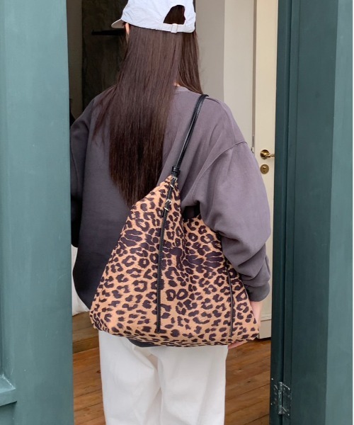 FINEnough(ファインナフ)の「ストラップベルトデザインヒョウ柄ショルダーバッグ(ショルダーバッグ・レディース・ブラウン/ベージュ・FREE)」の2枚目の写真