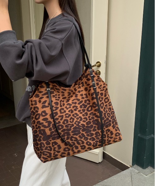 FINEnough(ファインナフ)の「ストラップベルトデザインヒョウ柄ショルダーバッグ(ショルダーバッグ・レディース・ブラウン/ベージュ・FREE)」の1枚目の写真