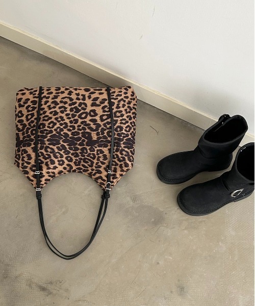 FINEnough(ファインナフ)の「ストラップベルトデザインヒョウ柄ショルダーバッグ(ショルダーバッグ・レディース・ブラウン/ベージュ・FREE)」の7枚目の写真