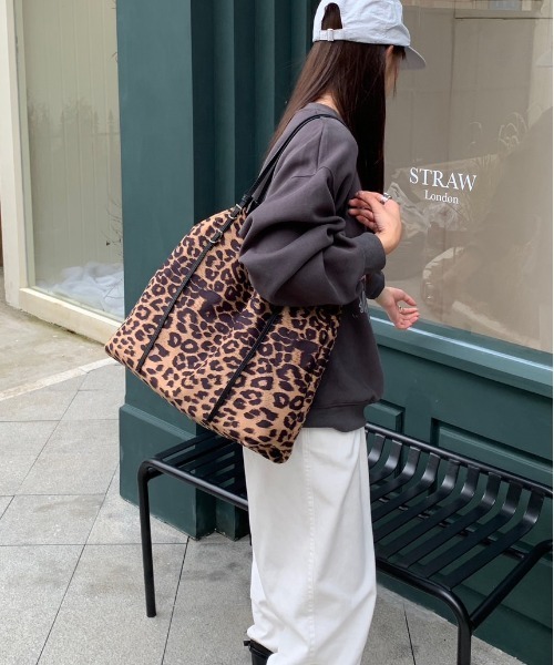 FINEnough(ファインナフ)の「ストラップベルトデザインヒョウ柄ショルダーバッグ(ショルダーバッグ・レディース・ブラウン/ベージュ・FREE)」の3枚目の写真