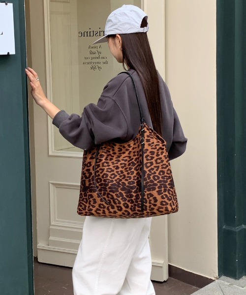 FINEnough(ファインナフ)の「ストラップベルトデザインヒョウ柄ショルダーバッグ(ショルダーバッグ・レディース・ブラウン/ベージュ・FREE)」の4枚目の写真