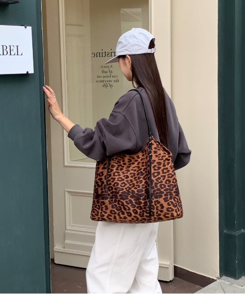FINEnough(ファインナフ)の「ストラップベルトデザインヒョウ柄ショルダーバッグ(ショルダーバッグ・レディース・ブラウン/ベージュ・FREE)」の9枚目の写真