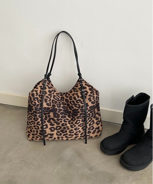 FINEnough(ファインナフ)の「ストラップベルトデザインヒョウ柄ショルダーバッグ(ショルダーバッグ・レディース・ブラウン/ベージュ・FREE)」の8枚目の写真