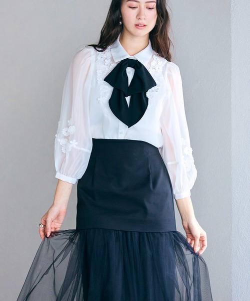Audie a Muses（オーディアミューズ）の「花モチーフ＆リボンタイブラウス（シャツ/ブラウス・レディース・オフホワイト/ブラック・42/38）」の19枚目の写真