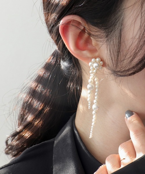 Three Four Time(スリーフォータイム)の「デコパールロングピアス【結婚式/フォーマル/入卒/デイリー】(ピアス(両耳用)・レディース・アイボリー・FREE)」の4枚目の写真
