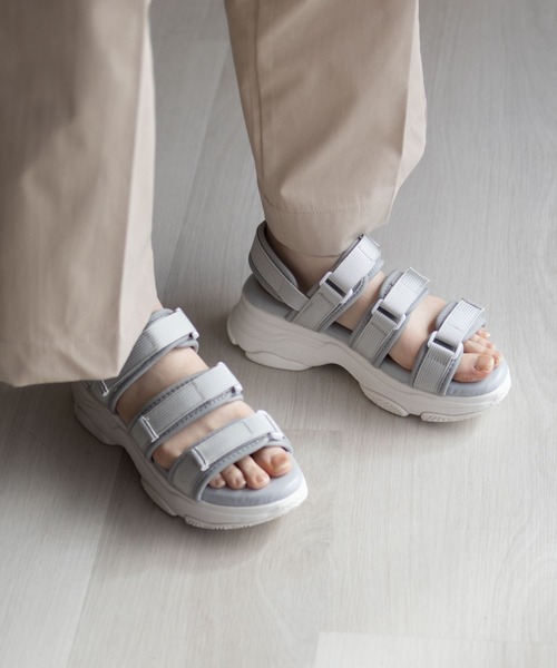 HusHusH（ハッシュアッシュ）の「HusHusH テープ使い厚底スポーツサンダル（サンダル・レディース・グレー/ブラック・S/M/L）」の4枚目の写真
