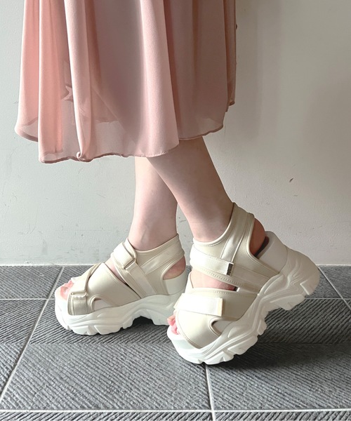 one wayザッカ（ワンウェイザッカ）の「ベルト厚底サンダル（サンダル・レディース・ブラック/ベージュ・SMALL/MEDIUM/LARGE）」の2枚目の写真