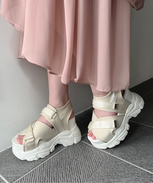 one wayザッカ(ワンウェイザッカ)の「ベルト厚底サンダル(サンダル・レディース・ブラック/ベージュ・SMALL/MEDIUM/LARGE)」の5枚目の写真
