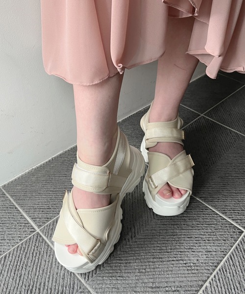 one wayザッカ(ワンウェイザッカ)の「ベルト厚底サンダル(サンダル・レディース・ブラック/ベージュ・SMALL/MEDIUM/LARGE)」の6枚目の写真