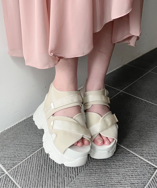 one wayザッカ(ワンウェイザッカ)の「ベルト厚底サンダル(サンダル・レディース・ブラック/ベージュ・SMALL/MEDIUM/LARGE)」の7枚目の写真