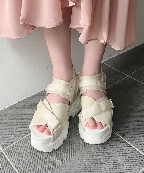 one wayザッカ(ワンウェイザッカ)の「ベルト厚底サンダル(サンダル・レディース・ブラック/ベージュ・SMALL/MEDIUM/LARGE)」の8枚目の写真
