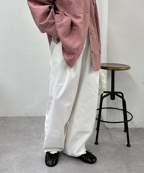w closet(ダブルクローゼット)の「【2サイズ展開】イージーコクーンパンツ(その他パンツ・レディース・オフホワイト/ネイビー・2/1)」の4枚目の写真