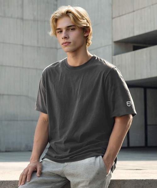 NEWTRAL PRODUCTS(ニュートラルプロダクツ)の「NEWTRAL(ニュートラル)/205 5.6oz スタンダードエンブレムT/サイズ展開多数 コットン 無地 半袖 Tシャツ(Tシャツ/カットソー・レディース・ブラック/ライトブルー/ブルー/レッド/アッシュグレー/グレー/ネイビー/チャコールグレー/ホワイト/ダークグリーン/サンドベージュ/ライトピンク・S/M/L/XL/XXL)」の3枚目の写真