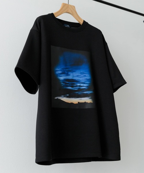 ITEMS URBANRESEARCH（アイテムズ アーバンリサーチ）の「Art Graphic ポンチTシャツ Dawn（Tシャツ/カットソー・メンズ・ブラック/ホワイト・MEDIUM/LARGE）」の2枚目の写真