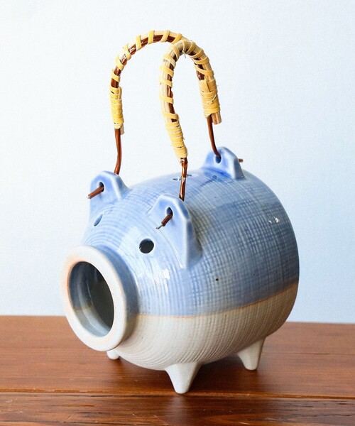 BEAMS JAPAN（ビームス　ジャパン）の「▲【別注】萬古焼 上下 掛け分 蚊やり豚 チビ（インテリア雑貨・レディース・ライトブルー/ネイビー・ONE SIZE）」の2枚目の写真