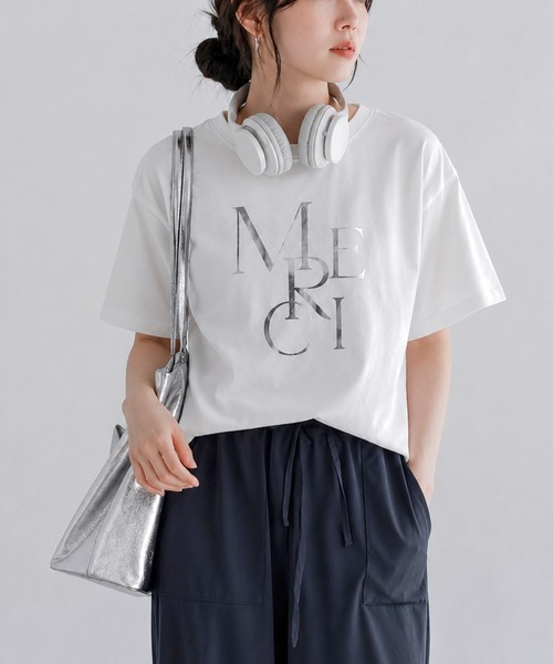Mac-House(マックハウス)の「Idnes MERCI箔プリントTシャツ(Tシャツ/カットソー・レディース・キャメル/ベージュ/オフホワイト・M)」の1枚目の写真