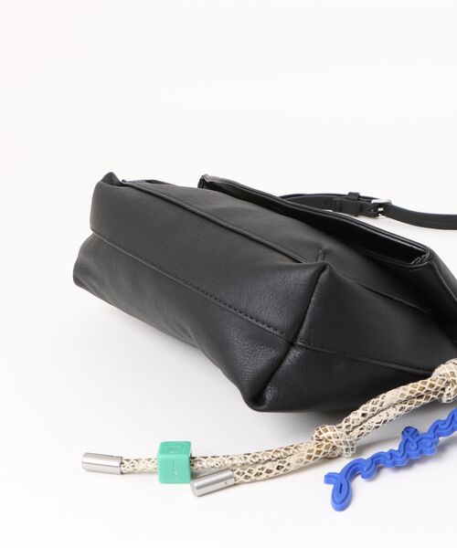 Desigual（デシグアル）の「3Dロゴ レザー風 拡張フラップショルダーハンドバッグ ブラック（ショルダーバッグ・レディース・ブラック・FREE）」の3枚目の写真