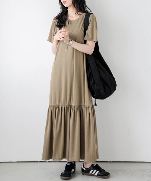 AMELY(エミリー)の「ギャザーTシャツワンピース(ワンピース・レディース・ブラック/カーキブラウン/グレー・フリー)」の3枚目の写真